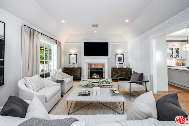 10445 Valley Spring Lane, Toluca Lake CA: https://media.crmls.org/mediaz/e9db36c7-1dbd-4861-be07-15437e32e357.jpg