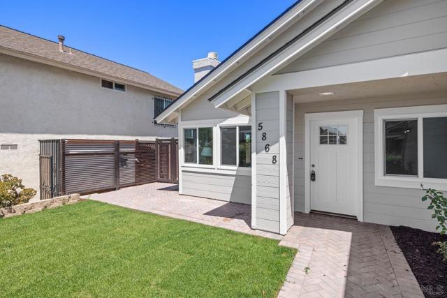 5868 Kings View Ct, San Diego CA: https://media.crmls.org/mediaz/e9dbcc9c-c528-4341-a6cb-0df4bc235819.jpg