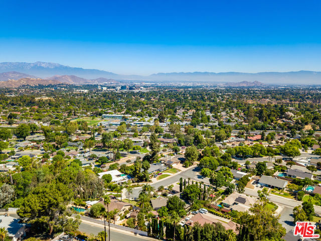 2357 Knob Hill Drive, Riverside CA: https://media.crmls.org/mediaz/e9e04ef4-606a-4f25-a228-2f8df879777c.jpg