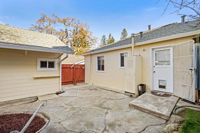 2066 Sterling Avenue, Menlo Park CA: https://media.crmls.org/mediaz/e9e13ade-c478-4c20-a935-682699eb4053.jpg