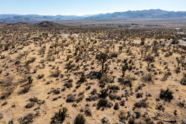 5610 Yucca Mesa Road, Yucca Valley CA: https://media.crmls.org/mediaz/e9e1cec8-74f2-4770-a2b7-3e3d825ae18a.jpg