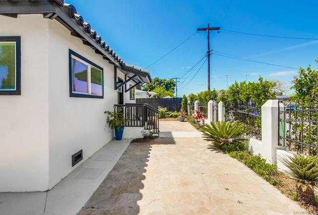 1303 Center Ave, Oceanside CA: https://media.crmls.org/mediaz/e9e22ee9-2496-48c1-8fb5-60842e8895b1.jpg