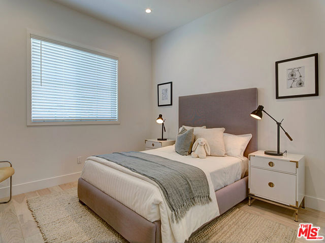 11979 Mayfield Avenue, Los Angeles CA: https://media.crmls.org/mediaz/e9e275dd-eddf-4c42-8875-cfd0a36ccb3d.jpg