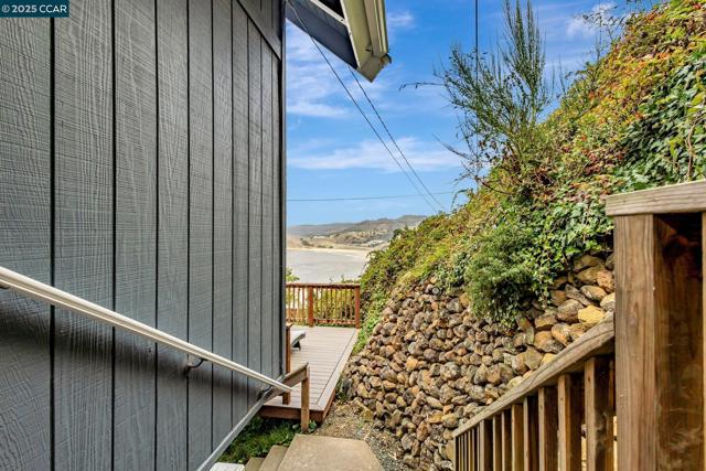 290 Olympian Way, Pacifica CA: https://media.crmls.org/mediaz/e9e2ab16-f2c1-40d6-ac63-92e056c091c8.jpg