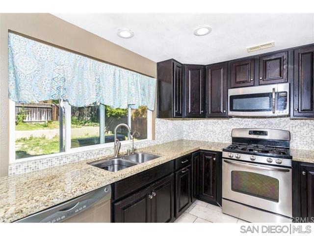 30478 Sierra Madre Drive, Temecula CA: https://media.crmls.org/mediaz/e9e315d5-f481-4960-b2a6-5032b9670c98.jpg
