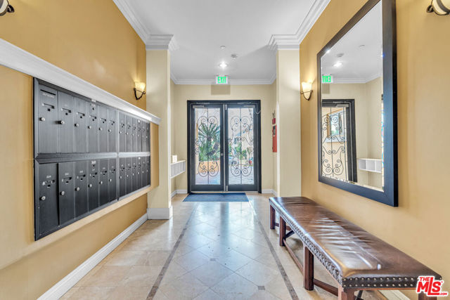 143 N Arnaz Drive, Beverly Hills CA: https://media.crmls.org/mediaz/e9e42522-1026-416a-9b29-9dc714be1c20.jpg