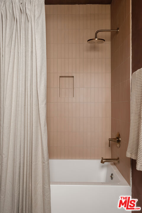 https://media.crmls.org/mediaz/e9e498f7-f724-490e-b8db-2c7b6e155f43.jpg?preset=X-Large