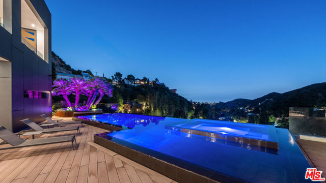 2341 Gloaming Way, Beverly Hills CA: https://media.crmls.org/mediaz/e9e50ba5-b25e-47ce-a80d-70f6fe231ac2.jpg