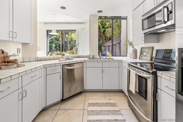6338 Caminito Del Pastel, San Diego CA: https://media.crmls.org/mediaz/e9e55c54-1769-43b1-a625-2e82998d7f20.jpg