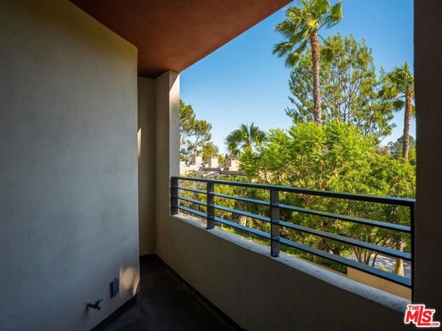 3023 BERKELEY Avenue, Los Angeles CA: https://media.crmls.org/mediaz/e9e65e02-19ee-4de1-8b34-07e60b5d313a.jpg