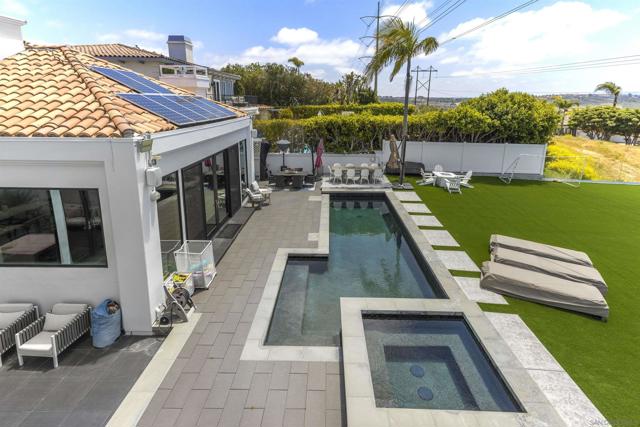 3325 Caminito Daniella, Del Mar CA: https://media.crmls.org/mediaz/e9e6ff5a-31a5-4603-b80d-1ae13d1cf1ad.jpg