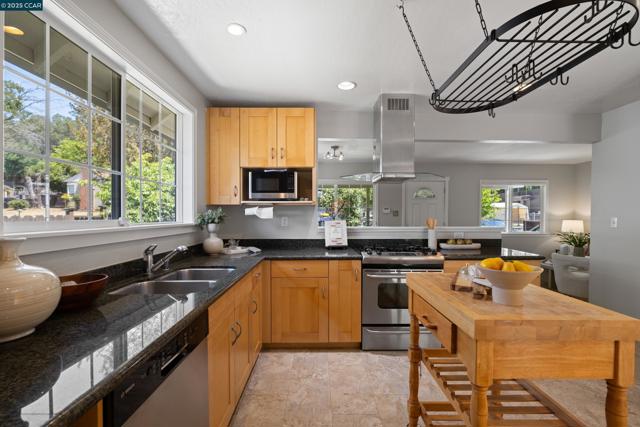 6417 Sunnymere Ave, Oakland CA: https://media.crmls.org/mediaz/e9e7b733-50e7-4bc4-967c-e4fe1cfbfbfd.jpg