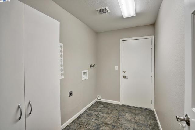 30 San Vicente Ct, Danville CA: https://media.crmls.org/mediaz/e9e916f8-242b-4468-afd0-d0b071e396f3.jpg
