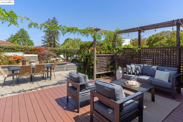 131 Sonia St, Oakland CA: https://media.crmls.org/mediaz/e9e9d0a5-3f6c-40af-9738-5d64c4580e0a.jpg