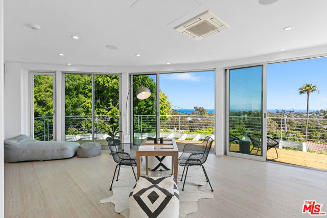 6375 Gayton Place, Malibu CA: https://media.crmls.org/mediaz/e9e9da35-a5f0-4c64-81c3-34c714a1d01d.jpg