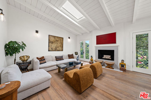 13513 Cheltenham Drive, Sherman Oaks CA: https://media.crmls.org/mediaz/e9ea8f45-ca79-4acc-a4ea-93b03016ac53.jpg
