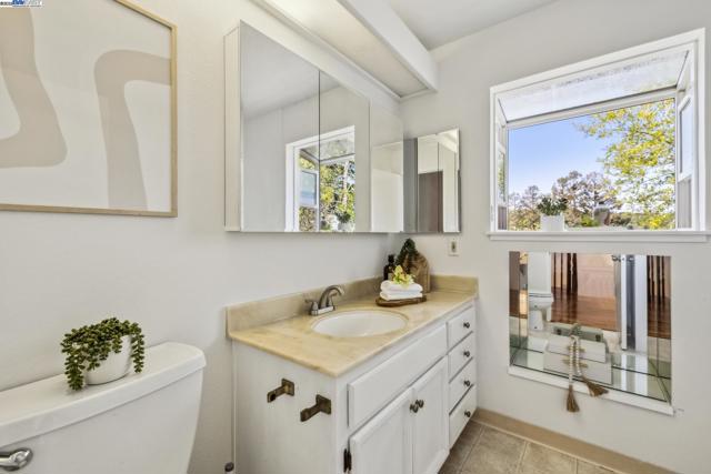 3483 Skyline Dr, Hayward CA: https://media.crmls.org/mediaz/e9ec4612-49d3-4600-a8c8-9f2c58d148fb.jpg