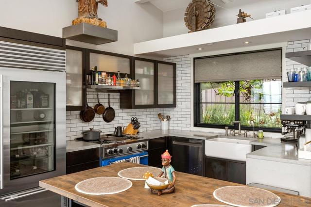 111 Little Orphan Aly, Del Mar CA: https://media.crmls.org/mediaz/e9ecc3f6-81c8-4ca5-a9a0-e63189dba20f.jpg