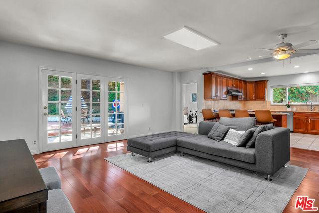 2925 Dona Susana Drive, Studio City CA: https://media.crmls.org/mediaz/e9ed825d-f7b6-44a6-8c0a-63033245b8e6.jpg