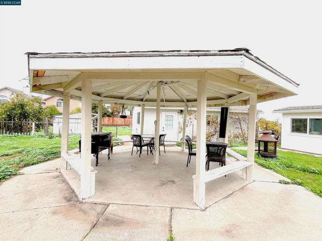 250 W Cypress Rd, Oakley CA: https://media.crmls.org/mediaz/e9edd53e-9b27-4e0f-804f-89e75ed66364.jpg