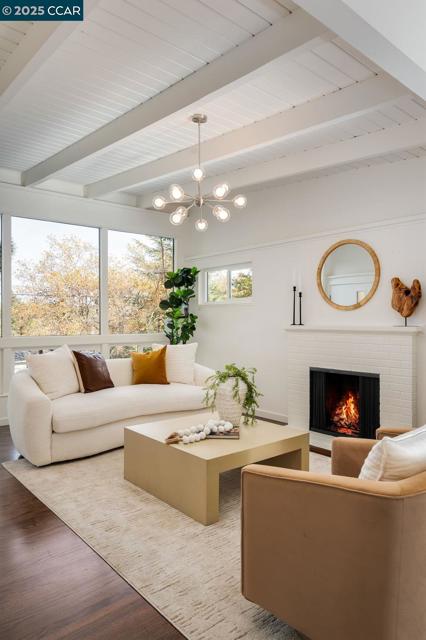 3337 S Lucille Ln, Lafayette CA: https://media.crmls.org/mediaz/e9ee3e30-e48c-4ddd-b20f-8a75171333d5.jpg