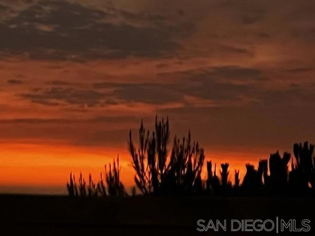 https://media.crmls.org/mediaz/e9ee926b-e350-484a-8ba0-1f8f4ffdd016.jpg?preset=X-Large