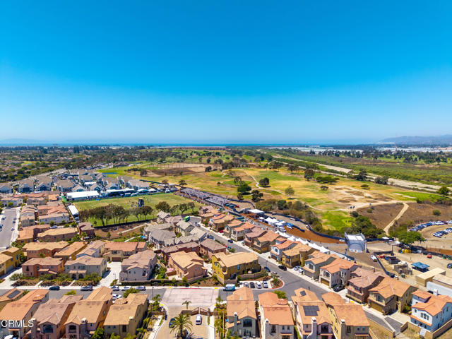 1521 Thorpe Trail, Oxnard CA: https://media.crmls.org/mediaz/e9ef30e5-c5fc-46cd-b6b0-c13ca649605a.jpg