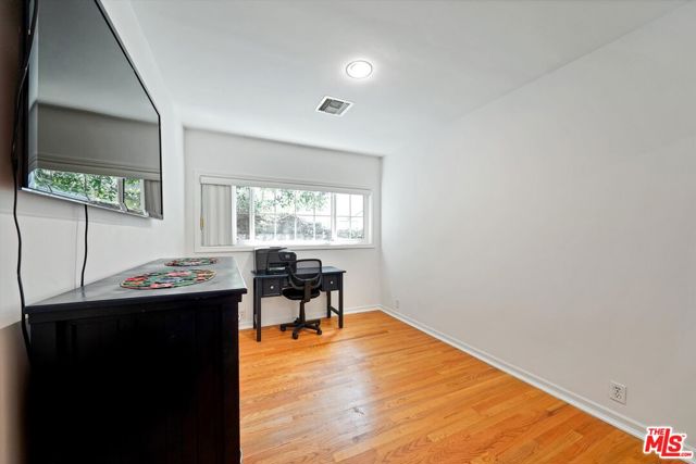 660 S Gretna Green Way, Los Angeles CA: https://media.crmls.org/mediaz/e9ef9937-50f4-4945-a72b-838598270fd2.jpg