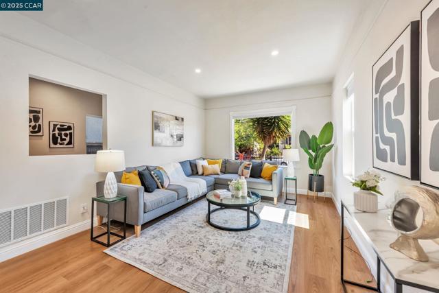 941 45Th St, Oakland CA: https://media.crmls.org/mediaz/e9f0607a-24e0-4423-aa52-735acac21c32.jpg
