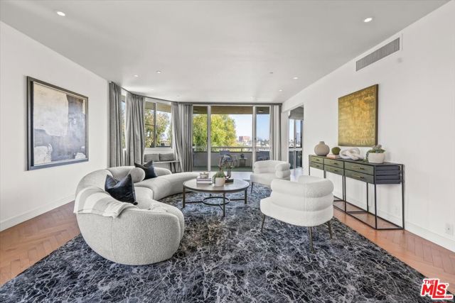 300 N Swall Drive, Beverly Hills CA: https://media.crmls.org/mediaz/e9f16d7b-fd5e-4bb0-839c-814a6565fa3e.jpg