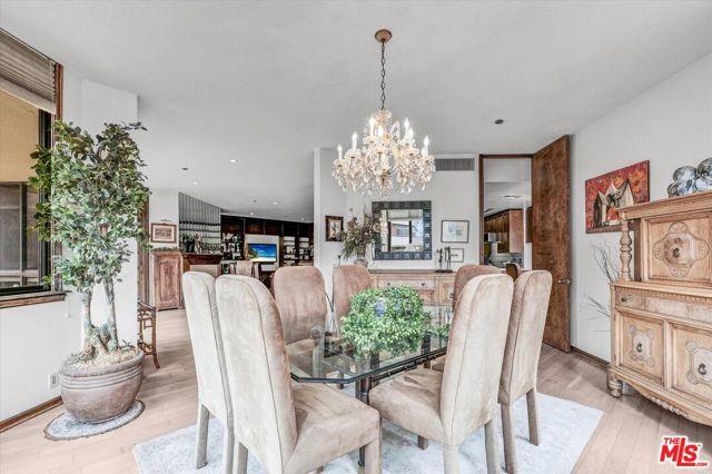 300 N Swall Drive, Beverly Hills CA: https://media.crmls.org/mediaz/e9f17bac-8d85-4022-acf9-e2aaa46b9956.jpg