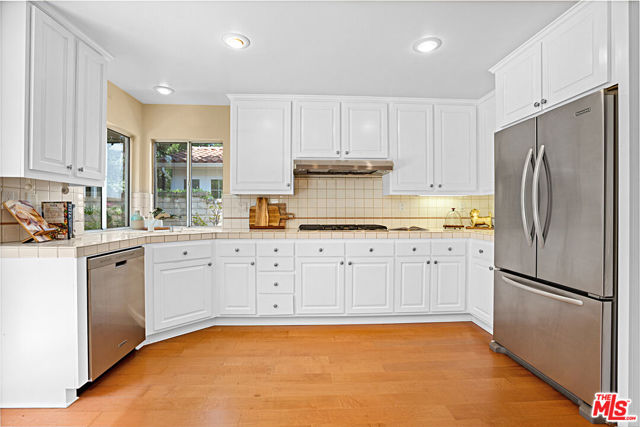 1668 Fox Springs Circle, Newbury Park CA: https://media.crmls.org/mediaz/e9f21578-032f-48b5-8980-81d44ee82e84.jpg