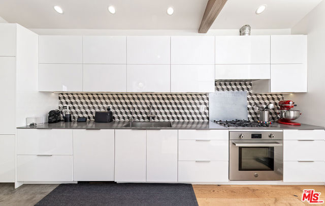 4066 Alla Road, Los Angeles CA: https://media.crmls.org/mediaz/e9f4314c-9d7d-455a-af67-69cd5716d45c.jpg