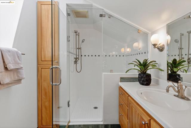 541 Boulevard Way, Piedmont CA: https://media.crmls.org/mediaz/e9f4ee47-e608-49ee-be9a-c07a69fdc3b1.jpg