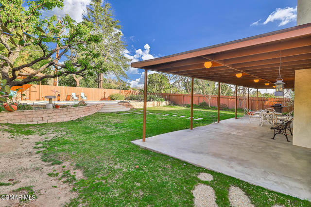 5260 Edgeware Drive, Calabasas CA: https://media.crmls.org/mediaz/e9f57ecc-c631-4988-8dfa-9c4f235bc302.jpg