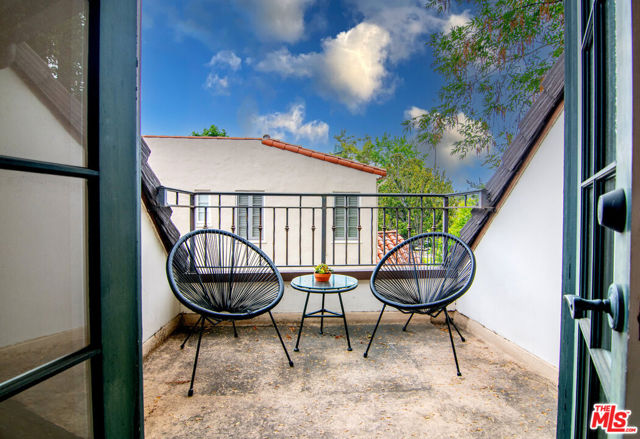 338 S Highland Avenue, Los Angeles CA: https://media.crmls.org/mediaz/e9f6a10d-aa49-4d16-b688-ddb16d55349d.jpg