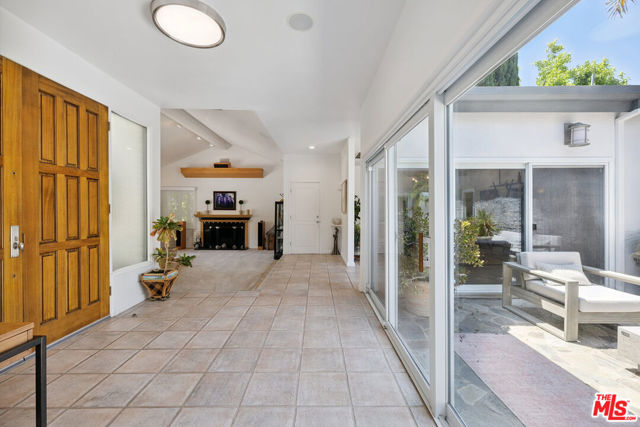 18141 Green Meadow Drive, Encino CA: https://media.crmls.org/mediaz/e9f6aa6c-1c98-4a07-bb9a-9b4d3d56d087.jpg