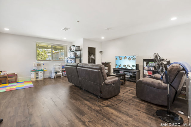 8365 Lake Adlon DR, San Diego CA: https://media.crmls.org/mediaz/e9f6b0cd-2187-4100-82a7-2980b2488aea.jpg
