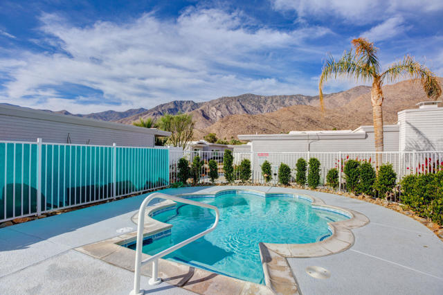 2518 S Sierra Madre, Palm Springs CA: https://media.crmls.org/mediaz/e9f6cef4-ef78-4277-bdd4-34b175c529bb.jpg