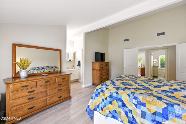 2063 Woodglen Street, Simi Valley CA: https://media.crmls.org/mediaz/e9f7009f-d0c0-4825-99b4-df0b89ca6a37.jpg