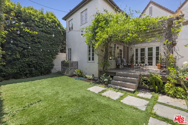 736 S Cloverdale Avenue, Los Angeles CA: https://media.crmls.org/mediaz/e9f78b4b-2406-4134-8baf-daccf34906f8.jpg