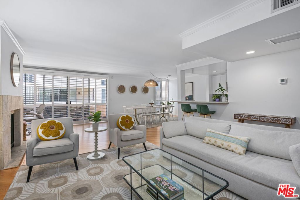725 S Barrington Avenue #209