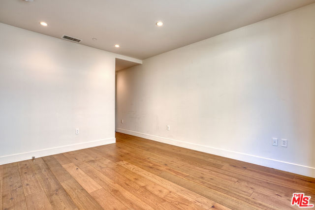 411 S Hamel Road, Los Angeles CA: https://media.crmls.org/mediaz/e9f7c2d7-96e4-4913-b66c-f35083bafbd4.jpg