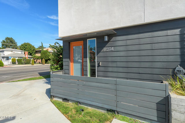 11594 Riverside Drive, North Hollywood CA: https://media.crmls.org/mediaz/e9f8bc1b-08bd-4fcf-9637-7be9c5335eb1.jpg