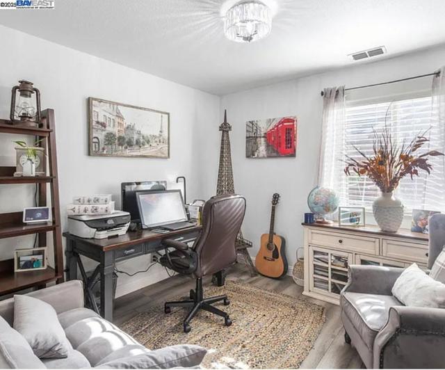 715 Bobcat Ln, Manteca CA: https://media.crmls.org/mediaz/e9f8f304-b9e9-457b-8f41-1c7fe88a09b2.jpg