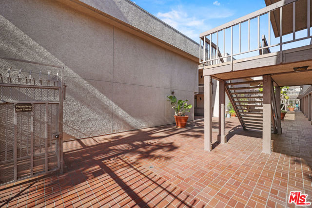 15207 Magnolia Boulevard, 116 photo 25