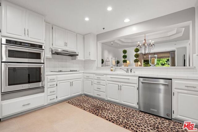 2132 Century Park Lane, Los Angeles CA: https://media.crmls.org/mediaz/e9f91822-26ae-414c-945f-fcf315dcf757.jpg