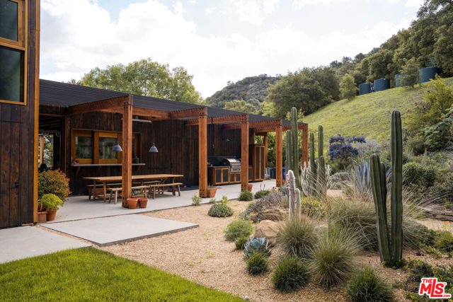 22575 Monte Vista Drive, Topanga CA: https://media.crmls.org/mediaz/e9f91afc-2357-4c82-90af-1c028ad71eea.jpg