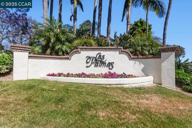 4215 Porte de Palmas, San Diego CA: https://media.crmls.org/mediaz/e9f94c4a-4f62-443c-b971-d3297689f68e.jpg