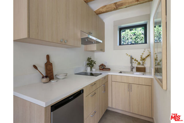 1644 Golden Gate Avenue, Los Angeles CA: https://media.crmls.org/mediaz/e9f9db4d-93e5-4ccf-bc32-c740b387ef38.jpg